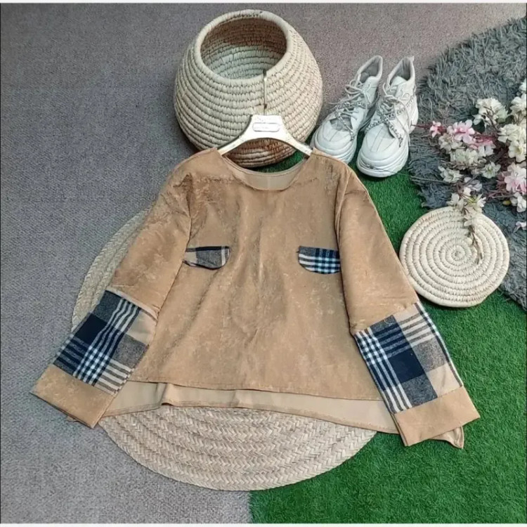 شومیز زمستانه مخمل کبریتی فری سایز مشکی و کرم نسکافه ای